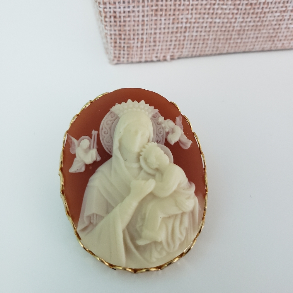 Vintage religious cameo style brooch - Picture 3 of 4